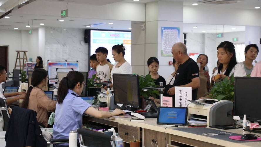 炒股怎么开户？年满18岁带身份证就能办
